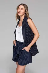 Chaleco largo tipo sastrero de crepé con rayas verticales, sin mangas.