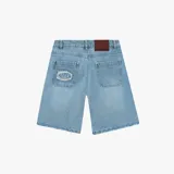 Short de jean celeste con corte ancho, largo a la rodilla y ruedo desflecado. Tiene dos bolsillos traseros y parche con el logo de la marca en uno de ellos.