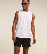 Bermuda deportiva masculina, modelo runner, color gris topo, con cintura elástica y cordón interno. Presenta recortes laterales y bajo redondeado.