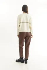 Sweater color crema con una franja horizontal marrón brillante y otra gris.