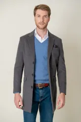 Abrigo gris de lana, corte slim fit, con solapas de muesca, cierre de tres botones y bolsillo de parche en el pecho.