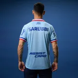 Camiseta de fútbol Umbro del Club Nacional de Football, modelo Away 3. Diseño celeste con detalles en blanco y azul en cuello y mangas. Incluye logo de Umbro, escudo del club y sponsor Antel en el frente.