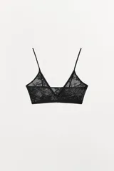 Bralette triangular negro de encaje con tirantes finos ajustables.