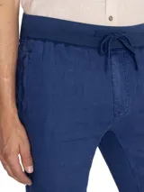 Pantalón de lino color beige, con pretina de jersey ajustable, calce regular, bolsillos en el frente y trasero.