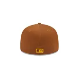 Gorra New Era marrón con el logo de los New York Yankees bordado en amarillo.