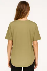 Remera negra de algodón, manga corta, corte holgado y cuello redondo.