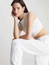 Pantalón de jogging blanco de felpa de algodón con corte relaxed, cintura elástica, puños de canalé, bolsillos laterales y logo del monograma de Calvin Klein bordado en la pierna.