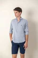 Camisa celeste con estampado a cuadros, de lino, manga larga y corte slim fit.