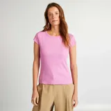 Remera rosa de punto de canalé, con cuello redondo y mangas cortas.