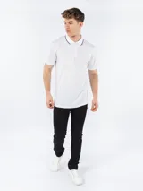 Chomba blanca de manga corta Calvin Klein de la línea Move, confeccionada en mezcla de algodón, poliéster y elastano. Presenta corte regular, cuello con cremallera, ribete en contraste y monograma de Calvin Klein.