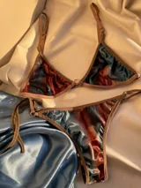 Bikini con top de terciopelo suave, en tonos marrones y turquesas, con breteles desmontables y parte inferior ajustable.