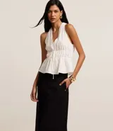 Pantalón negro de sastrería, corte palazzo, con elástico en la cintura trasera y cinturón con hebilla metálica.