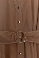 Vestido midi marrón sin mangas, con cuello solapa, escote en pico, cierre frontal con botones y cinturón de la misma tela con hebilla metálica.