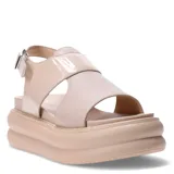 Sandalias nude con plataforma y hebilla lateral.
