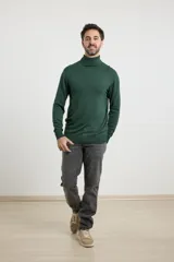 Sweater de punto verde oscuro, con cuello alto y mangas largas.