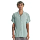 Camisa de manga corta estilo resort en color verde menta, con cuello abierto tipo camp y cierre frontal de botones. Presenta un calce relajado y tejido con textura ligera, ideal para climas cálidos.
