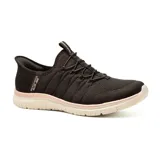 Championes deportivos Skechers Slip-ins Virtue Glow, color negro con suela color crema y cordones elásticos.