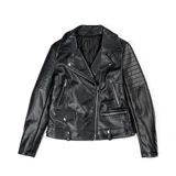 Campera negra de cuero sintético con cierre asimétrico, cuello solapa con broches a presión, cuatro bolsillos externos con cierre y botón, herrajes plateados y ajuste regular.