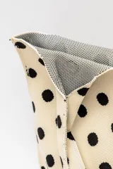 Bolso tipo tote con estampado animal print cebra en tonos marrón y negro.