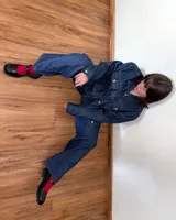 Pantalón de jean gris oscuro, corte amplio y tiro alto.