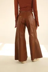 Pantalón de cuero color chocolate, de corte wide leg y tiro alto.