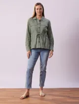Sobrecamisa blanca de lino y rayón, marca Dash, con cuello solapa, abertura central con botones, bolsillos delanteros y cintura ajustable con jareta interna.