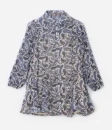 Vestido corto estilo camisa en tejido chiffon con estampado paisley, cuello camisero, abotonado delantero, mangas largas con puños elásticos, lazo en la cintura y forro estilo combinación.