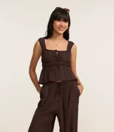 Pantalón recto de viscosa texturizada color blanco, con lazo en la cintura.