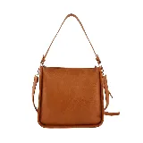 Cartera bandolera mediana de cuero sintético color marrón, con correa de hombro ajustable y cierre superior con cremallera.