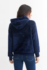 Buzo hoodie azul marino de tela sherpa con puños y cintura acanalados.