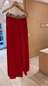Pantalón de lino rojo de corte palazzo, con cintura elástica y cinturón de raffia extraíble.