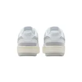 Zapatillas urbanas Nike Gamma Force, color blanco con detalles plateados.