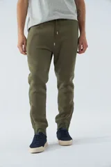 Pantalón de jogging negro de felpa con logo estampado y en goma, bolsillos con cierre, cierres en los tobillos, cintura ajustable y puños.