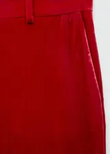 Pantalón de vestir de terciopelo color rojo, de corte recto y tiro alto.