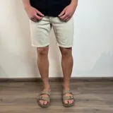 Bermuda de jean color crema, corte skinny.