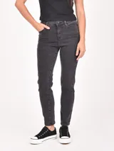 Jean skinny tiro alto, color negro lavado, con efecto gastado sutil.