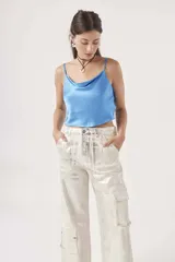 Pantalón de jean plateado con efecto metalizado, corte wide leg y bolsillos cargo.