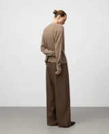 Jersey de punto de cashmere para mujer, color marrón topo, con cuello pico y manga raglán.