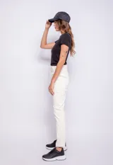 Pantalón de pana recto de tiro alto, con botón de plástico a tono, ideal para un look cómodo.
