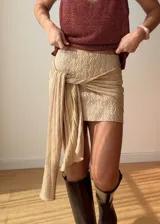 Mini falda marrón elastizada con lazo. El tono del color puede variar por diferencias en la composición de los hilados.