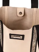 Bolso plateado tipo shopper con detalles en negro.