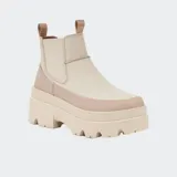 Botas Chelsea color beige con plataforma y suela track.