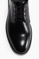 Zapatos de vestir Derby negros de cuero, con cordones abiertos, forro de lona y suela con diseño. Taco de 2,9 cm.