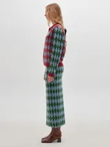 Cardigan de algodón con estampado de rombos en tonos marrón, beige y azul. Tiene cuello camisero, cierre frontal con botones azules y calce suelto.