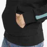 Buzo hoodie Puma Iconic T7 negro con logo blanco estampado en el pecho y franjas laterales en color lila y celeste.
