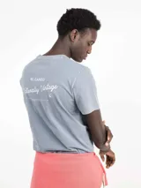 Camiseta de manga corta color rosa con cuello redondo y logo bordado en el pecho.