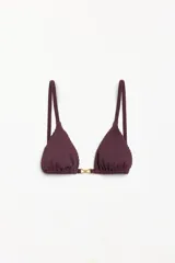 Corpiño de bikini tipo triángulo con textura acanalada color vino tinto. Presenta tirantes finos ajustables y un detalle metálico dorado con forma de infinito o lazo en el centro del busto.