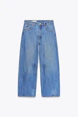Pantalón de jean celeste de corte amplio, tiro medio, con cinco bolsillos y detalle de costuras torcidas.