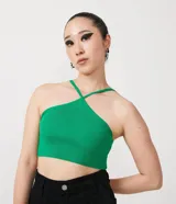 Blusa cropped verde de viscosa acanalada con cuello halter y tirantes finos cruzados en la espalda.