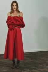 Falda midi roja de tiro medio con pliegues y cierre lateral con cremallera oculta.